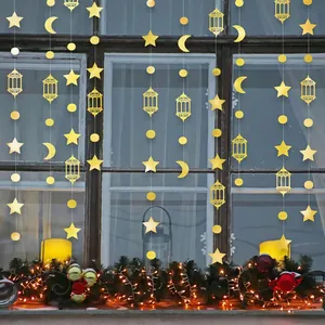 Detailansicht der goldenen hängenden Sterne Monde und Laternen am festlichen Fenster