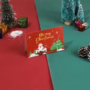 Carte de vœux de Noël festive avec le Père Noël dessiné à la main et des sapins