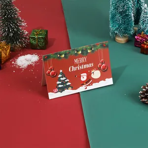 Gros plan d'une carte de vœux de Noël avec le Père Noël et un message festif joyeux