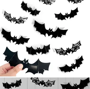 Nahaufnahme von schwarzen 3D-Halloween-Fledermaus-Aufklebern mit Hohlmustern.