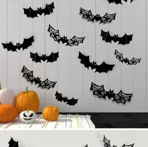 Detailansicht von schwarzen 3D-Halloween-Fledermäusen Wandaufklebern auf weißer Wand.