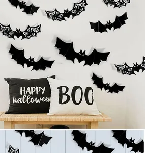 Nahaufnahme von 3D schwarzen Halloween-Fledermaus-Wandstickern mit feinen Lochmustern