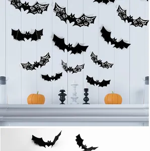 Detailansicht von schwarzen 3D-Halloween-Fledermaus-Wandtattoos auf weißer Wand