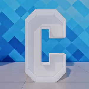 Vista dettagliata della grande cornice della lettera C 3D bianca usata come scatola palloni