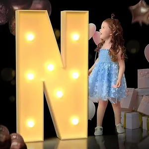 Grande lettera N luminosa a LED con modella bambina per decorazione festa di compleanno