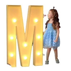 Grande lettera M luminosa 3D con lampadine LED per decorazioni di feste