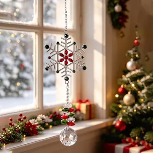 Primer plano de un atrapasol de copo de nieve de Navidad con cristales