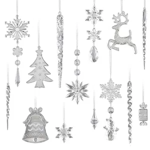 Set de adornos navideños plateados con copos de nieve, carámbanos y figuras de renos.