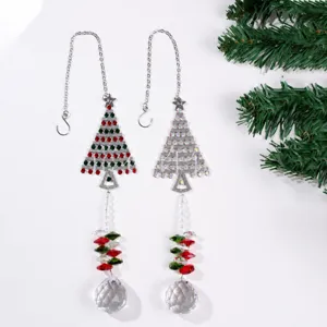 Vue détaillée d'attrape-soleil en cristal sapin de Noël avec perles rouges et vertes