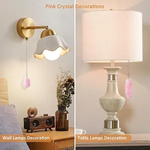 Détail des pendentifs en cristal rose utilisés comme chaînettes décoratives pour lampes