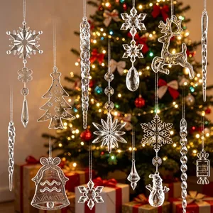 Variedad de adornos navideños de acrílico transparente con fondo de árbol festivo