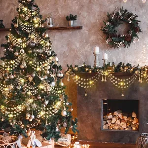 Detail van gelaagde kristallen kralenslinger met ijskegelhangers aan de kerstboom