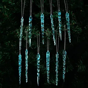 Vue macro détaillée de pendentifs glaçons en acrylique bleu sur un sapin de Noël festif