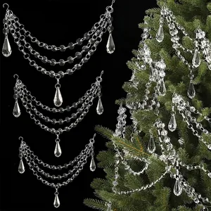 Detailweergave van kristallen kralenslinger met ijskegelhanger voor kerstboomdecoratie