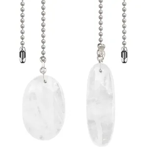 Détail de deux pendentifs en cristal naturel ovale sur des chaînes à billes argentées