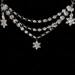 Detailweergave van heldere kristallen kralenketting met sneeuwvlokhangers voor kerst