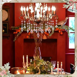 Detalle de colgantes de cuentas acrílicas transparentes en un candelabro festivo