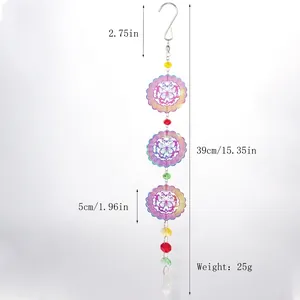 Nahaufnahme eines bunten 3D-Mandala-Windspiels aus Edelstahl mit Größenangaben