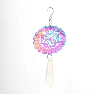 Détail d'un mobile éolien 3D papillon irisé avec pendentif en prisme de cristal