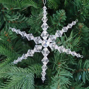 Dettaglio di un ornamento a fiocco di neve scintillante in perline acriliche per l'albero