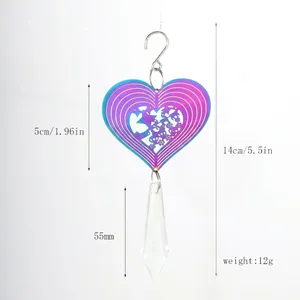 Détail d'un attrape-soleil cœur iridescent avec dimensions et pendentif en cristal.