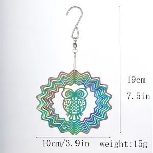 Buntes Eulen-Windspiel aus Edelstahl mit Maßen von 19 cm x 10 cm und 15 g Gewicht