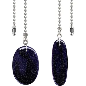 Gros plan de pendentifs en pierre scintillante bleu foncé avec chaînes argentées