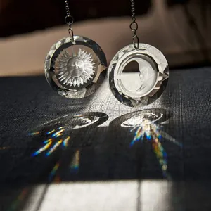 Dettaglio degli acchiappasole in cristallo sole e luna con bellissimi riflessi arcobaleno.