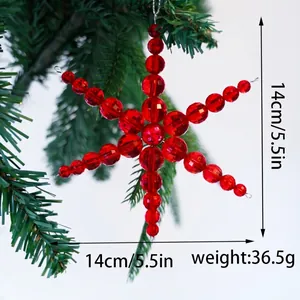 Dettaglio di fiocco di neve in perle acriliche rosse appeso a un albero di Natale