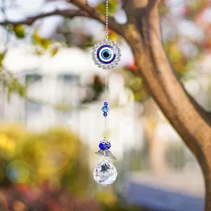 Vue détaillée d'un attrape-soleil œil de protection en cristal suspendu à un arbre