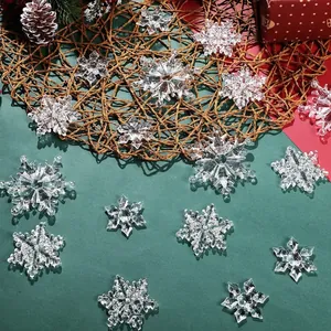 Vista dettagliata di decorazioni natalizie a forma di fiocco di neve in acrilico trasparente