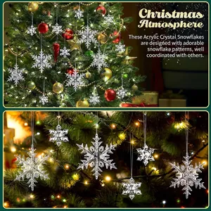 Primer plano de adornos de copos de nieve de cristal acrílico en un árbol de Navidad iluminado