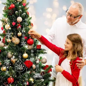 Familia decorando el árbol de Navidad con adornos de copos de nieve en acrílico