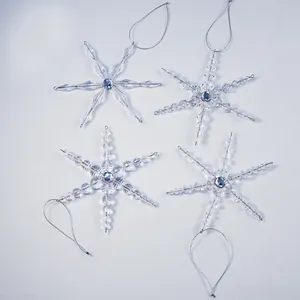 Decorazioni natalizie trasparenti a forma di fiocco di neve con perline lucide.