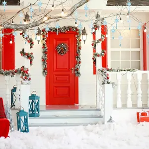 Blauwe sneeuwvlokken en ijspegels aan de veranda voor een feestelijke kerstversiering buiten