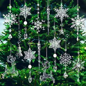 Vue détaillée d'un lot de 18 ornements de Noël en acrylique transparent en forme de flocons