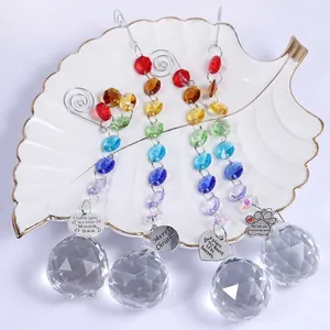 Vue détaillée d'attrape-soleil en cristal arc-en-ciel avec breloques gravées