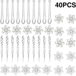 Détail de 40 ornements transparents en forme de glaçons et de flocons pour sapin.