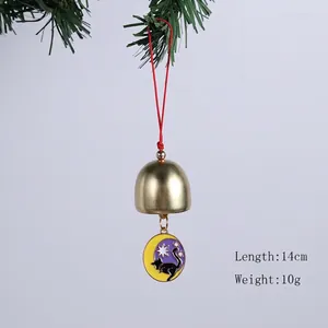 Vue détaillée d'un pendentif cloche décoratif d'Halloween avec breloque chat et lune