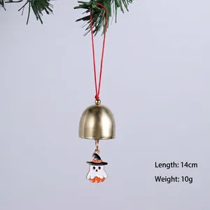 Détail du pendentif cloche d'Halloween avec breloque fantôme tenant une citrouille