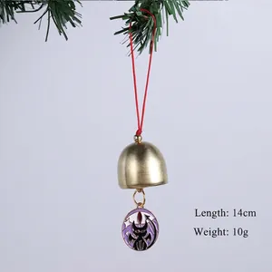 Détail d'une cloche en métal d'Halloween avec un chat violet pour la décoration festive.