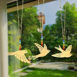 Dekorativer Sonnenfänger mit fliegendem Vogel und Regenbogenkristallen für den Rückspiegel