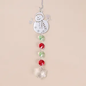 Κοντινό πλάνο χιονανθρώπου sun catcher με κόκκινες και πράσινες χάντρες και κρύσταλλο