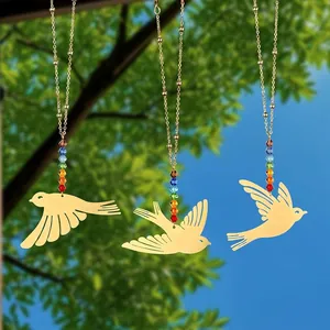 Detail der goldenen Vogel-Sonnenfänger mit Regenbogenkristallperlen vor Naturhintergrund