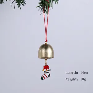 Détail d'une cloche de Noël en métal avec un charmant pendentif de chaussette