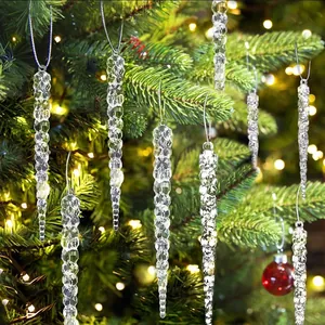 Vista dettagliata di ghiaccioli in acrilico trasparente su un albero di Natale