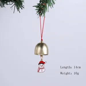 Gros plan d'une cloche de Noël dorée avec un joli charme de bonhomme de neige sur une branche