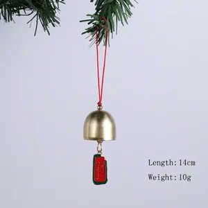 Vue détaillée d'une cloche de Noël dorée de 14 cm avec étiquette Joyeux Noël décorative.
