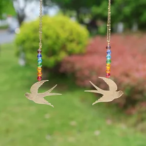 Detailaufnahme eines goldenen Vogel-Sonnenfängers mit bunten Regenbogenperlen