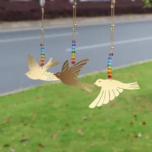 Detailansicht eines Vogel-Sonnenfängers fürs Auto mit bunten Regenbogen-Kristallen